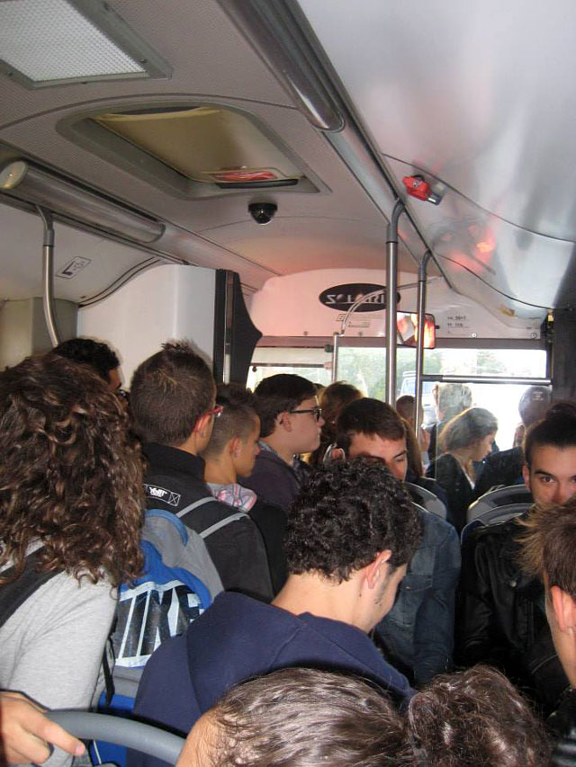 Studenti sardine pullman web1