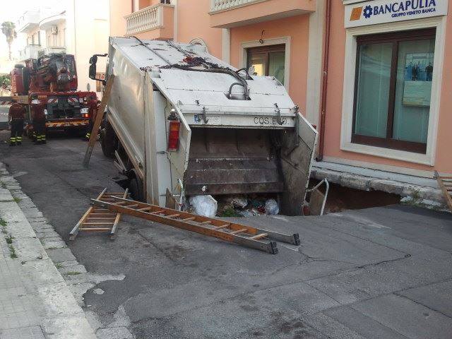 Camion spazzatura voragine Renna web