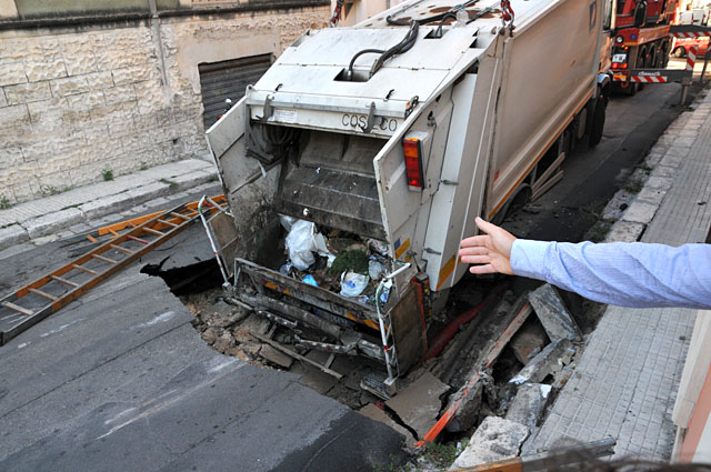Camion spazzatura voragine web3