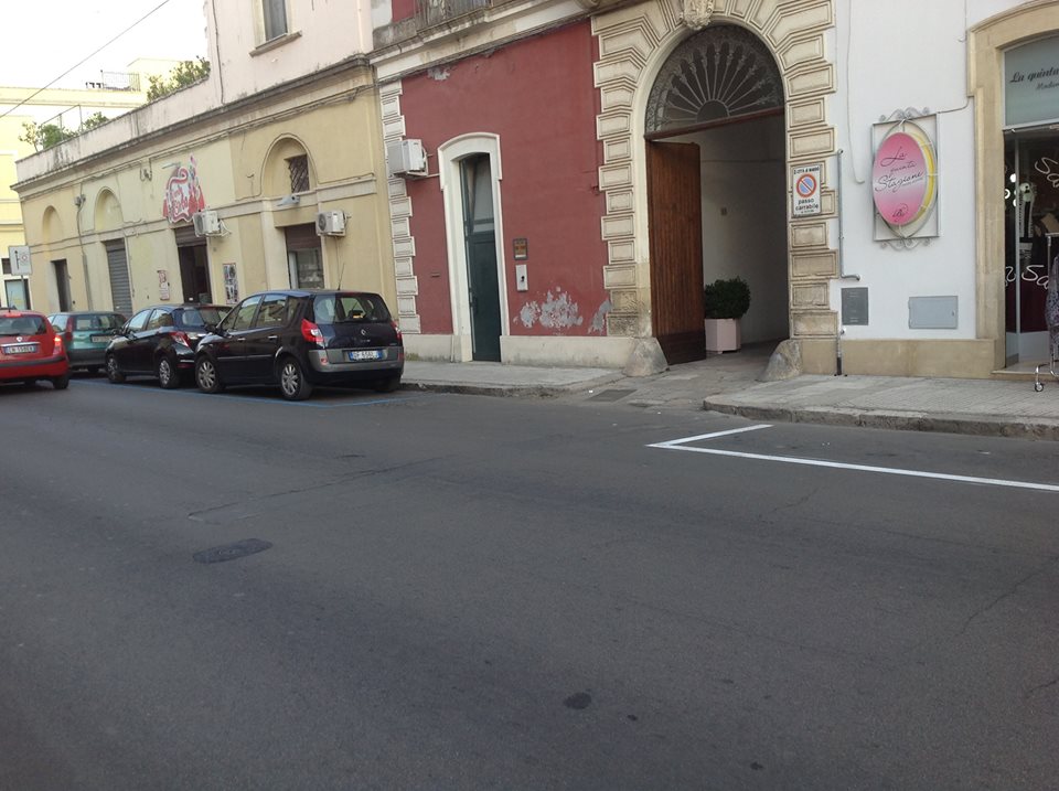 strisce bianche e blu
