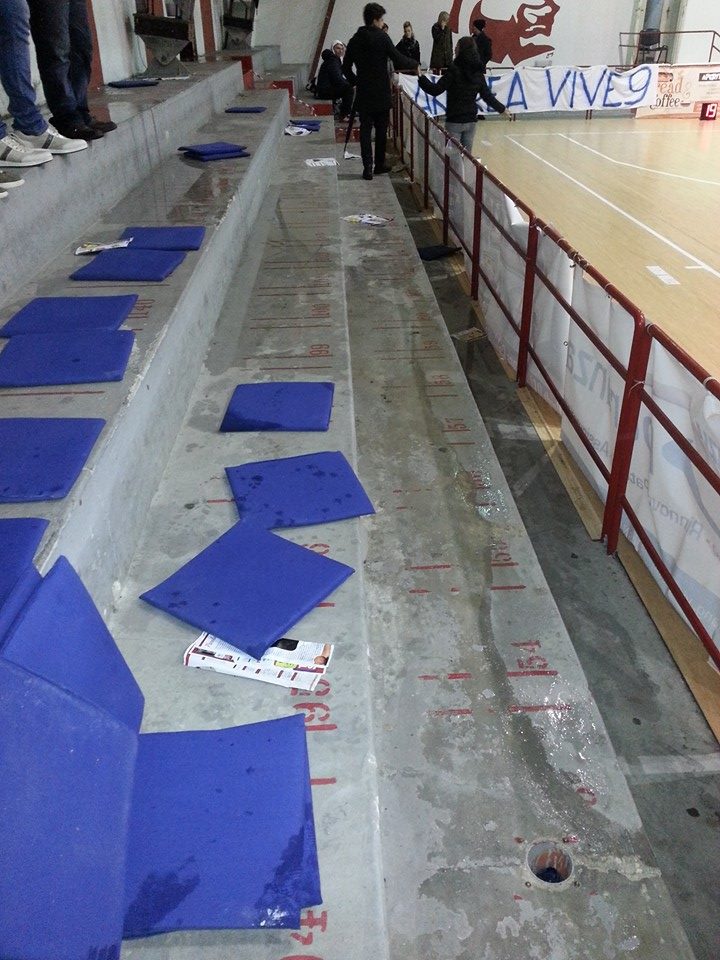 tribuna palazzetto 02