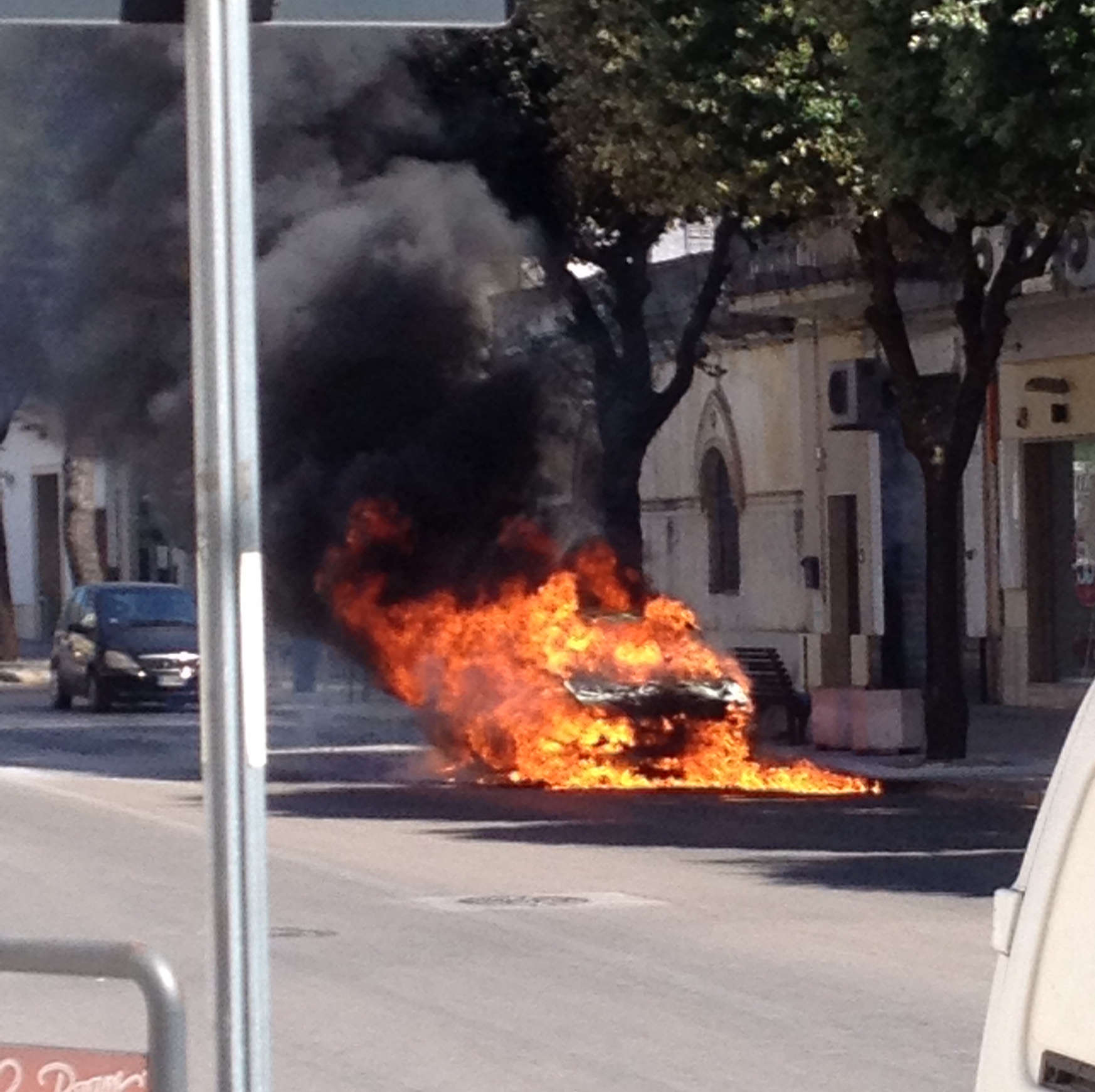 auto in fiamme