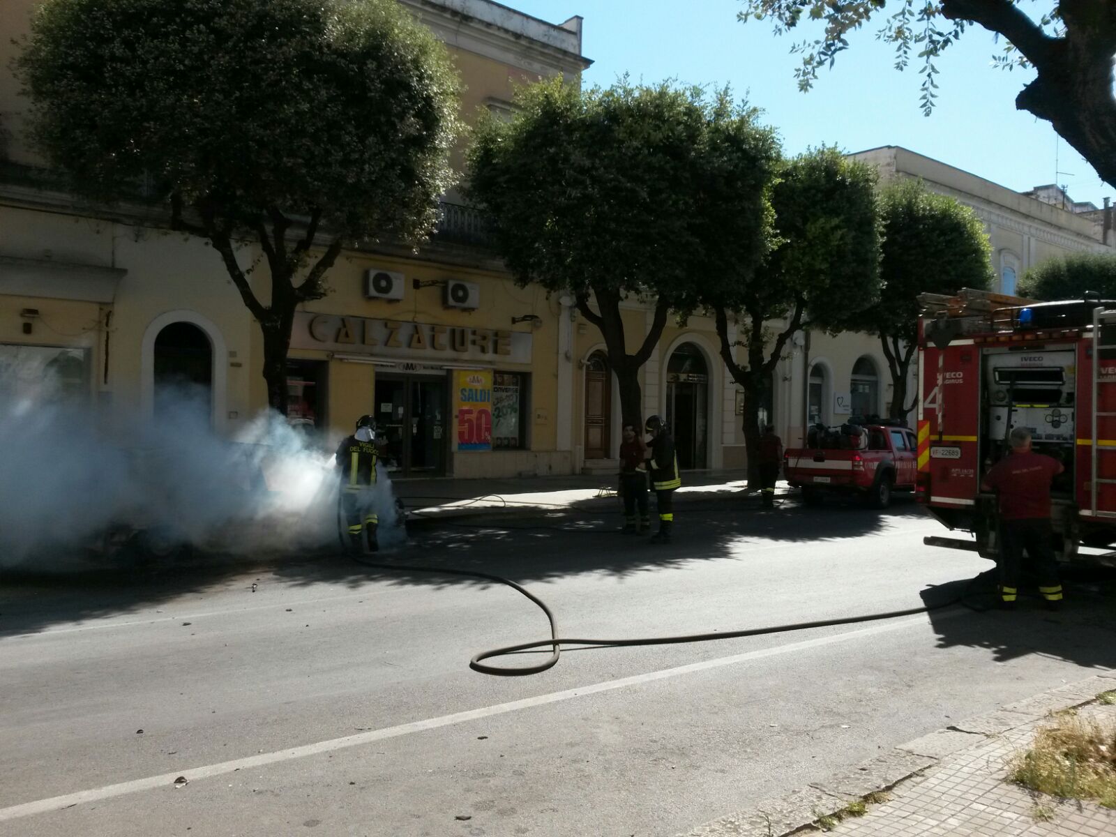 pompieri auto fiamme