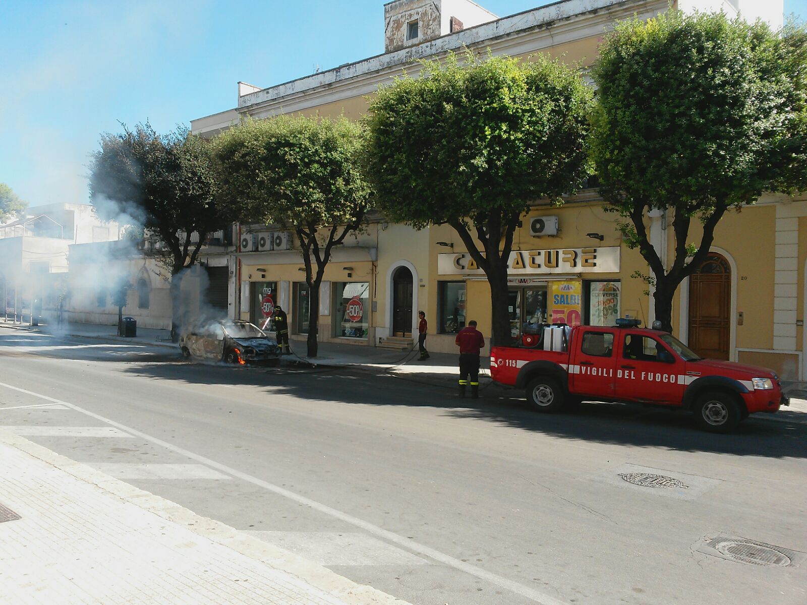 pompieri auto fiamme1