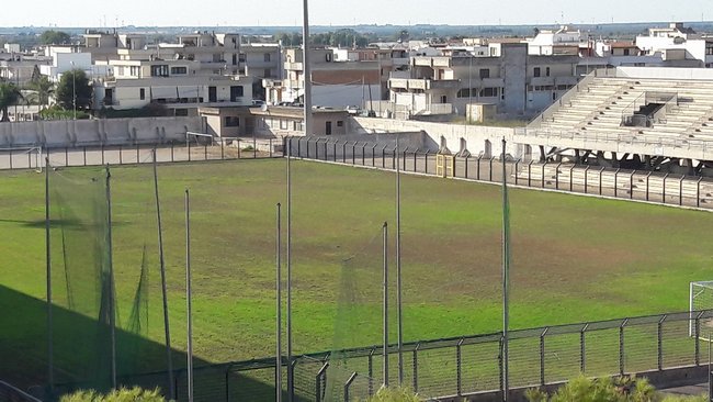 campo in pessime condizioni web