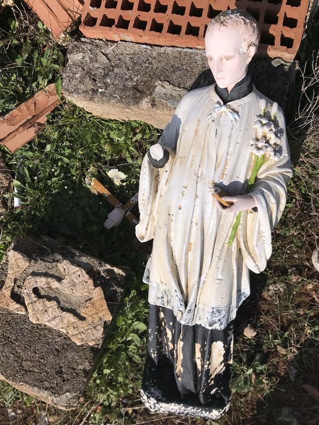 santo tra i rifiuti 03 w