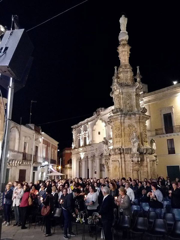 LACCENSIONE DELLE CANDELE DELLE MAMME A FINE SERATA