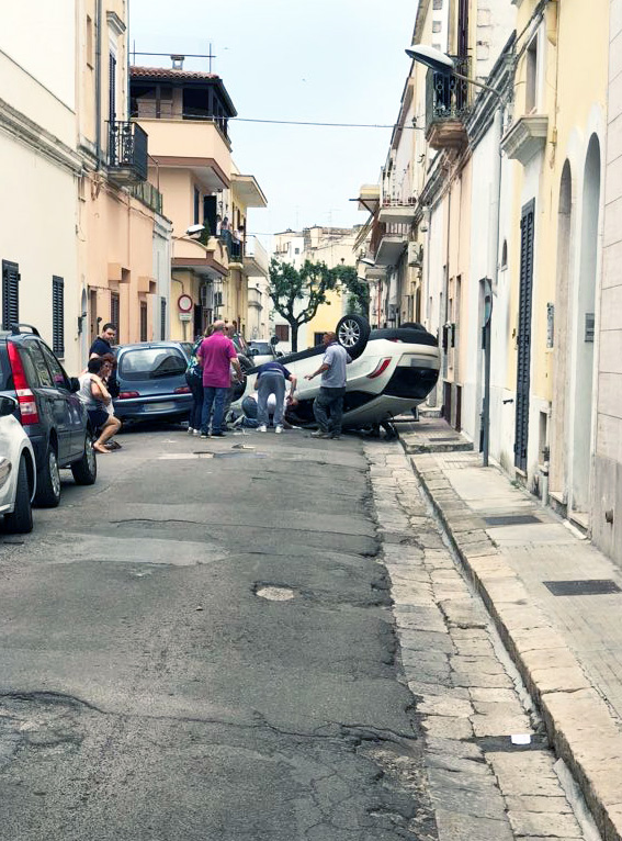 auto ribaltata pazienza