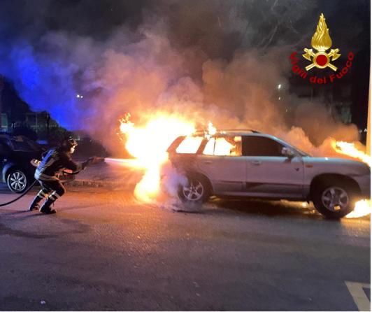 auto lecce fiamme 2