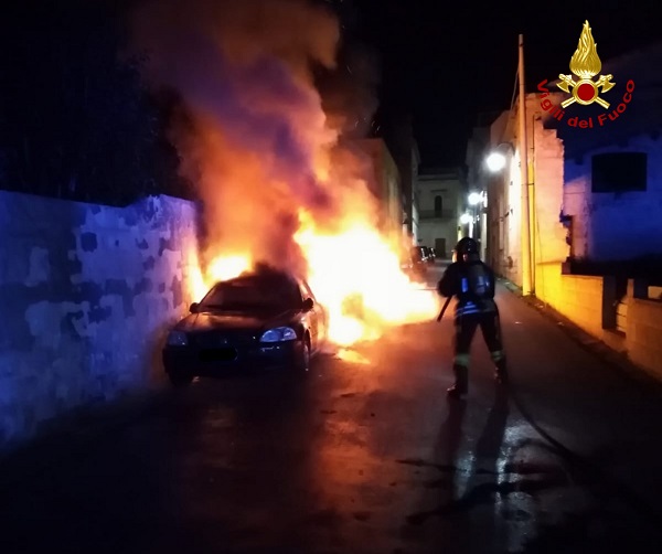 tuglie auto fiamme