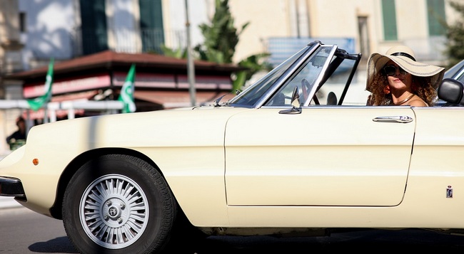 auto bianca donna cappello ACI Ruote