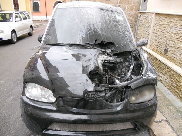 Minicar incendiata