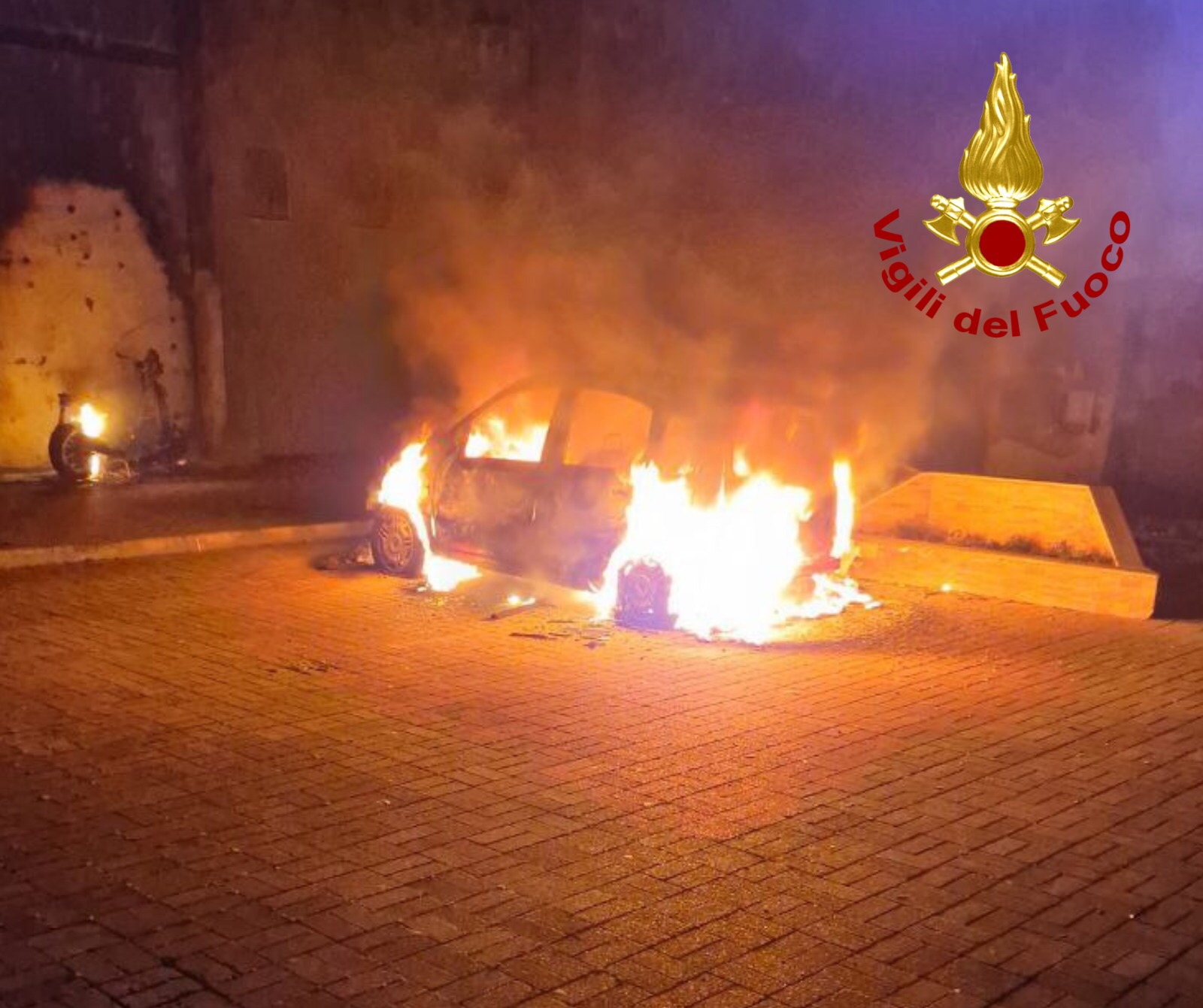 auto in fiamme nardò