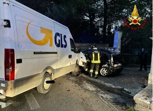 scontro auto furgone